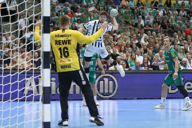 21 09 2025, xtgx, Handball Daikin HBL, SC DHfK Leipzig THW Kiel emspor, v l lukas Zerbe Kiel, 24 wirft Tor, Torschuetze, erzielt Tor, Treffer, scores the goal Leipzig