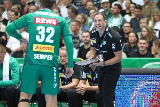 Handball DAIKIN HBL SC DHfK Leipzig vs THW Kiel 21 09 2025 Head Coach Raul Alonso SC DHfK Leipzig Handball, DAIKIN HBL, 1 Bundesliga, Season 2025 2026, Matchday 5 SC DHfK Leipzig vs THW Kiel on 21 09 2025 at Quarterback Immobilien Arena Leipzig Copyright: xBEAUTIFULxSPORTS JanxKaeferx