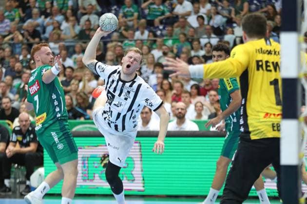 Handball DAIKIN HBL SC DHfK Leipzig vs THW Kiel 21 09 2025 Eric Johansson 21, THW Kiel throws with pain Handball, DAIKIN HBL, 1 Bundesliga, Season 2025 2026, Matchday 5 SC DHfK Leipzig vs THW Kiel on 21 09 2025 at the Quarterback Immobilien Arena Leipzig Copyright: xBEAUTIFULxSPORTS JanxKaeferx