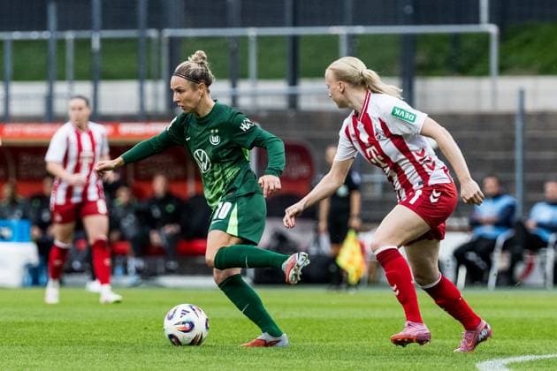 Google Pixel Frauen Bundesliga, 1 FC Köln VfL Wolfsburg 21 09 2025 Zweikampf Svenja Huth VfL Wolfsburg 10 , Anna Gerhardt 1 FC Köln, 21 Google Pixel Frauen Bundesliga, 1 FC Köln VfL Wolfsburg Köln, Franz Kremer Stadion am 21 09 2025 DFB REGULATIONS PROHIBIT ANY USE OF PHOTOGRAPHS AS IMAGE SEQUENCES AND OR QUASI VIDEO Copyright: xBEAUTIFULxSPORTS Wunderlx