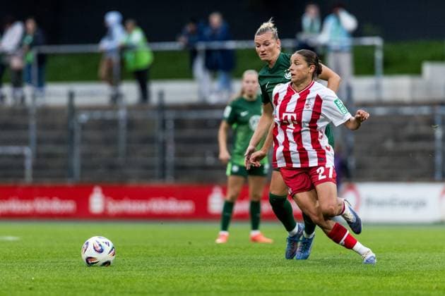 Google Pixel Frauen Bundesliga, 1 FC Köln VfL Wolfsburg 21 09 2025 Zweikampf Alexandra Popp VfL Wolfsburg, 11 , Laura Feiersinger 1 FC Köln, 27 Google Pixel Frauen Bundesliga, 1 FC Köln VfL Wolfsburg Köln, Franz Kremer Stadion am 21 09 2025 DFB REGULATIONS PROHIBIT ANY USE OF PHOTOGRAPHS AS IMAGE SEQUENCES AND OR QUASI VIDEO Copyright: xBEAUTIFULxSPORTS Wunderlx