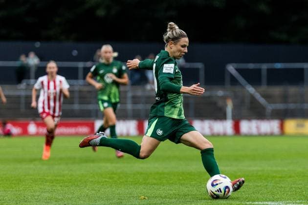 Google Pixel Frauen Bundesliga, 1 FC Köln VfL Wolfsburg 21 09 2025 Svenja Huth VfL Wolfsburg 10 shoots Google Pixel Frauen Bundesliga, 1 FC Köln VfL Wolfsburg Köln, Franz Kremer Stadion am 21 09 2025 DFB REGULATIONS PROHIBIT ANY USE OF PHOTOGRAPHS AS IMAGE SEQUENCES AND OR QUASI VIDEO Copyright: xBEAUTIFULxSPORTS Wunderlx