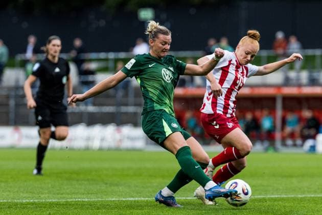 Google Pixel Womens Bundesliga, 1 FC Köln VfL Wolfsburg 21 09 2025 duel Alexandra Popp VfL Wolfsburg, 11 , Laura Vogt 1 FC Köln, 8 Google Pixel Womens Bundesliga, 1 FC Köln VfL Wolfsburg Köln, Franz Kremer Stadion am 21 09 2025 DFB REGULATIONS PROHIBIT ANY USE OF PHOTOGRAPHS AS IMAGE SEQUENCES AND OR QUASI VIDEO Copyright: xBEAUTIFULxSPORTS Wunderlx