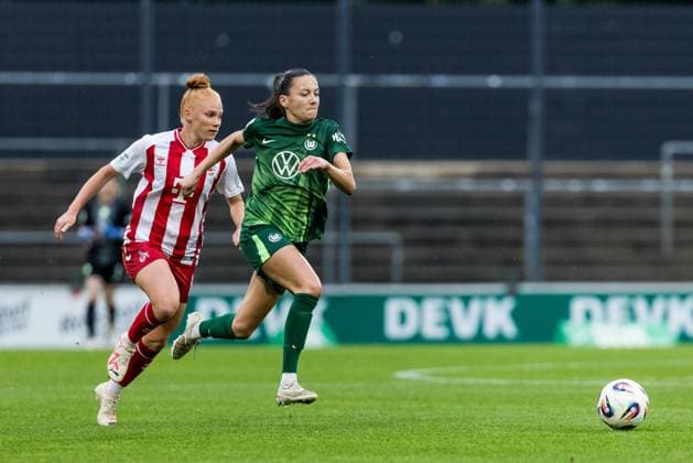 Google Pixel Womens Bundesliga, 1 FC Köln VfL Wolfsburg 21 09 2025 duel Laura Vogt 1 FC Köln, 8 , Joelle Wedemeyer VfL Wolfsburg, 24 Google Pixel Womens Bundesliga, 1 FC Köln VfL Wolfsburg Köln, Franz Kremer Stadion am 21 09 2025 DFB REGULATIONS PROHIBIT ANY USE OF PHOTOGRAPHS AS IMAGE SEQUENCES AND OR QUASI VIDEO Copyright: xBEAUTIFULxSPORTS Wunderlx