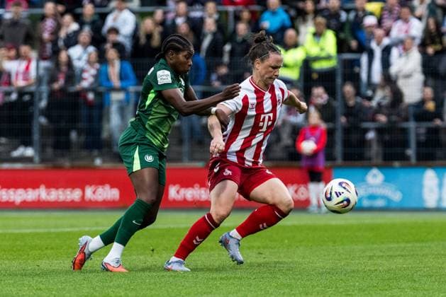 Google Pixel Womens Bundesliga, 1 FC Köln VfL Wolfsburg 21 09 2025 duel Lineth Beerensteyn VfL Wolfsburg, 9 , Marina Hegering 1 FC Köln, 33 Google Pixel Womens Bundesliga, 1 FC Köln VfL Wolfsburg Köln, Franz Kremer Stadion am 21 09 2025 DFB REGULATIONS PROHIBIT ANY USE OF PHOTOGRAPHS AS IMAGE SEQUENCES AND OR QUASI VIDEO Copyright: xBEAUTIFULxSPORTS Wunderlx