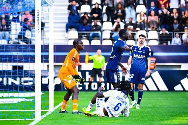 FOOTBALL : Paris FC vs Strasbourg - Ligue 1 - 21 09 2025 Kendry Paez ( 16 - Strasbourg ) looks dejected during the Ligue 1 match between Paris FC and RC Strasbourg Alsace at Stade Jean Bouin on September 21, 2025 in Paris, France. ( Photo by Federico Pestellini PsnewZ ) - ParisFrance  Copyright: xFedericoxPestellinix