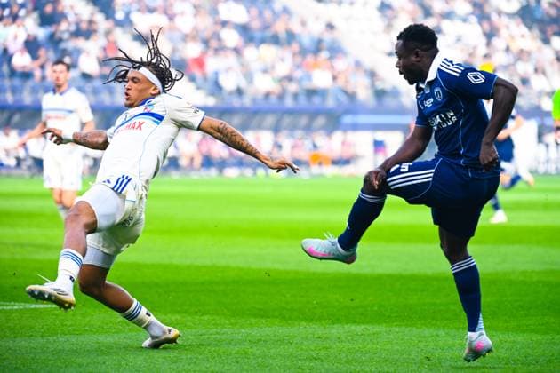 FOOTBALL : Paris FC vs Strasbourg - Ligue 1 - 21 09 2025 Moses Simon ( 27 - PFC ) and Diego Moreira ( 7 - Strasbourg ) during the Ligue 1 match between Paris FC and RC Strasbourg Alsace at Stade Jean Bouin on September 21, 2025 in Paris, France. ( Photo by Federico Pestellini PsnewZ ) - ParisFrance  Copyright: xFedericoxPestellinix