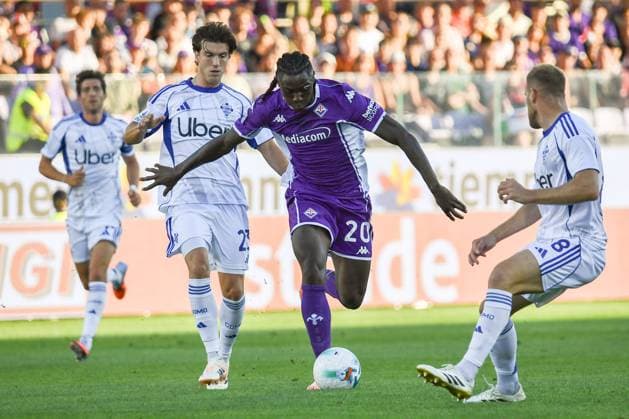 Bioty Moise Kean (Fiorentina) hampered by during ACF Fiorentina vs Como 1907, Italian soccer Serie A match in Florence, Italy, September 21 2025  Copyright: xFabioxFagiolini IPAxSportx xipa-agency.netx xx IPA_65452885 IPA_Agency_IPA65452885