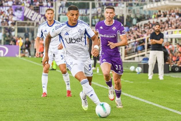 Alex Valle (Como) thwarted by Robin Everardus Goses (Fiorentina) during ACF Fiorentina vs Como 1907, Italian soccer Serie A match in Florence, Italy, September 21 2025  Copyright: xFabioxFagiolini IPAxSportx xipa-agency.netx xx IPA_65452892 IPA_Agency_IPA65452892