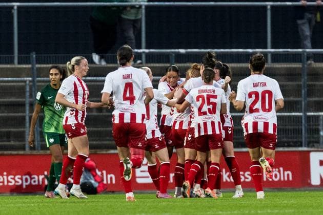 Google Pixel Womens Bundesliga, 1 FC Köln VfL Wolfsburg 21 09 2025 Cheering for 1 0 by Carlotta Imping 1 FC Köln, 14 , Goal celebration, Goal Google Pixel Womens Bundesliga, 1 FC Köln VfL Wolfsburg Köln, Franz Kremer Stadium on 21 09 2025 DFB REGULATIONS PROHIBIT ANY USE OF PHOTOGRAPHS AS IMAGE SEQUENCES AND OR QUASI VIDEO Copyright: xBEAUTIFULxSPORTS Wunderlx