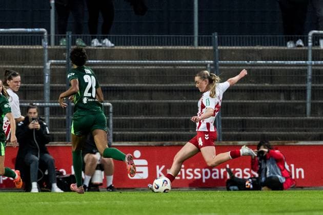 Google Pixel Frauen Bundesliga, 1 FC Köln VfL Wolfsburg 21 09 2025 Carlotta Imping 1 FC Köln, 14 shoots the goal to 1 0, goal shot Google Pixel Frauen Bundesliga, 1 FC Köln VfL Wolfsburg Köln, Franz Kremer Stadion am 21 09 2025 DFB REGULATIONS PROHIBIT ANY USE OF PHOTOGRAPHS AS IMAGE SEQUENCES AND OR QUASI VIDEO Copyright: xBEAUTIFULxSPORTS Wunderlx