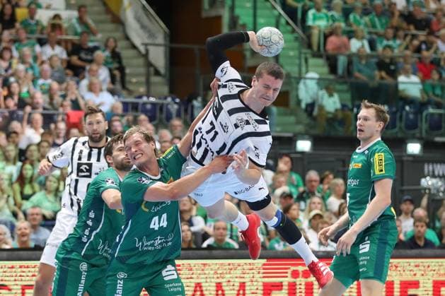 21 09 2025, xtgx, Handball Daikin HBL, SC DHfK Leipzig THW Kiel emspor, v l Elias Ellefsen a Skipagotu Kiel, 71 wirft Tor, Torschuetze, erzielt Tor, Treffer, scores the goal Leipzig