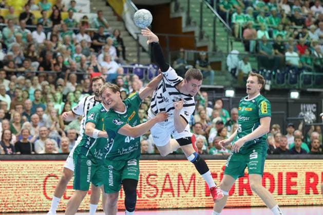 21 09 2025, xtgx, Handball Daikin HBL, SC DHfK Leipzig THW Kiel emspor, v l Elias Ellefsen a Skipagotu Kiel, 71 wirft Tor, Torschuetze, erzielt Tor, Treffer, scores the goal Leipzig