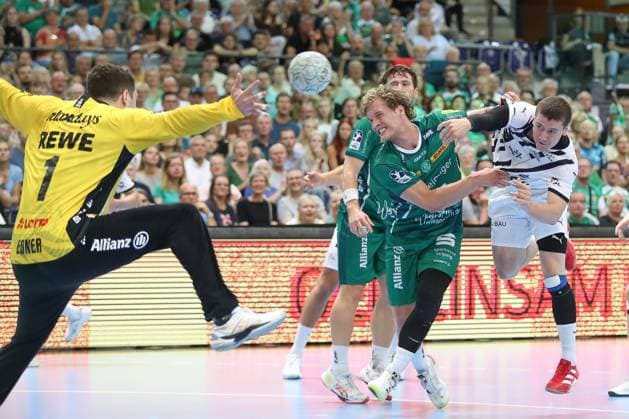 21 09 2025, xtgx, Handball Daikin HBL, SC DHfK Leipzig THW Kiel emspor, v l Elias Ellefsen a Skipagotu Kiel, 71 wirft Tor, Torschuetze, erzielt Tor, Treffer, scores the goal Leipzig