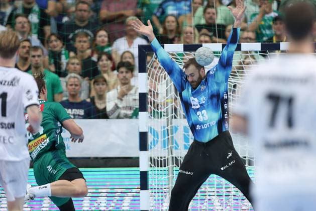21 09 2025, xtgx, Handball Daikin HBL, SC DHfK Leipzig THW Kiel emspor, v l Andreas Wolff Kiel, 33 Parade, holds the ball, catches the ball, parries Leipzig