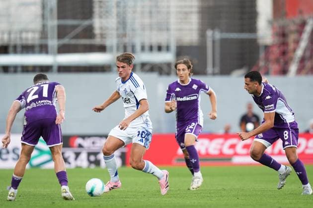ComoÕs Nicolas Paz fights for the ball with Fiorentina s Robin Gosens during the Serie A soccer match between Fiorentina and Como at the Artemio Franchi Stadium in Florence, north Italy - Sunday, September 21, 2025 -  Copyright: xMassimoxPaolone LaPressex