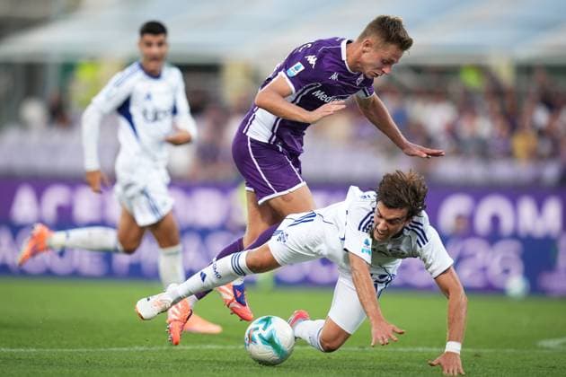 ComoÕs Maximo Perrone fights for the ball with FiorentinaÕs Hans Nicolussi Caviglia during the Serie A soccer match between Fiorentina and Como at the Artemio Franchi Stadium in Florence, north Italy - Sunday, September 21, 2025 -  Copyright: xMassimoxPaolone LaPressex