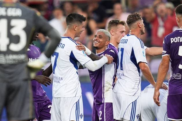 A fairplay gesture between ComoÕs Alvaro Morata and FiorentinaÕs Dodo during the Serie A soccer match between Fiorentina and Como at the Artemio Franchi Stadium in Florence, north Italy - Sunday, September 21, 2025 -  Copyright: xMassimoxPaolone LaPressex