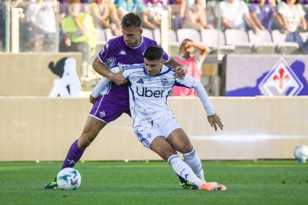 Marc Oliver Kempf (Como) hampered by Marin Pongracic (Fiorentina) during ACF Fiorentina vs Como 1907, Italian soccer Serie A match in Florence, Italy, September 21 2025  Copyright: xFabioxFagiolini IPAxSportx xipa-agency.netx xx IPA_65452974 IPA_Agency_IPA65452974
