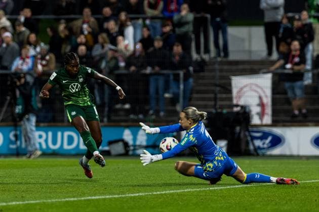 Google Pixel Womens Bundesliga, 1 FC Köln VfL Wolfsburg 21 09 2025 duel Lineth Beerensteyn VfL Wolfsburg, 9 , Lisa Schmitz 1 FC Köln, 1 Google Pixel Womens Bundesliga, 1 FC Köln VfL Wolfsburg Köln, Franz Kremer Stadion am 21 09 2025 DFB REGULATIONS PROHIBIT ANY USE OF PHOTOGRAPHS AS IMAGE SEQUENCES AND OR QUASI VIDEO Copyright: xBEAUTIFULxSPORTS Wunderlx
