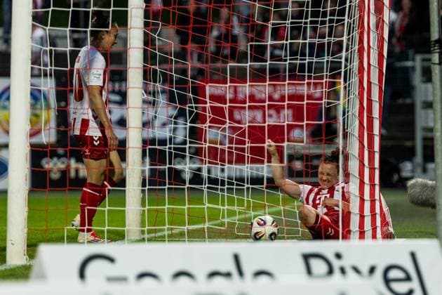 Google Pixel Frauen Bundesliga, 1 FC Köln VfL Wolfsburg 21 09 2025 Marina Hegering 1 FC Köln, 33 lies in the net after attempting to prevent the goal Google Pixel Frauen Bundesliga, 1 FC Köln VfL Wolfsburg Köln, Franz Kremer Stadion am 21 09 2025 DFB REGULATIONS PROHIBIT ANY USE OF PHOTOGRAPHS AS IMAGE SEQUENCES AND OR QUASI VIDEO Copyright: xBEAUTIFULxSPORTS Wunderlx