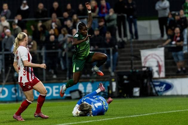 Google Pixel Womens Bundesliga, 1 FC Köln VfL Wolfsburg 21 09 2025 duel Lineth Beerensteyn VfL Wolfsburg, 9 , Lisa Schmitz 1 FC Köln, 1 Google Pixel Womens Bundesliga, 1 FC Köln VfL Wolfsburg Köln, Franz Kremer Stadion am 21 09 2025 DFB REGULATIONS PROHIBIT ANY USE OF PHOTOGRAPHS AS IMAGE SEQUENCES AND OR QUASI VIDEO Copyright: xBEAUTIFULxSPORTS Wunderlx