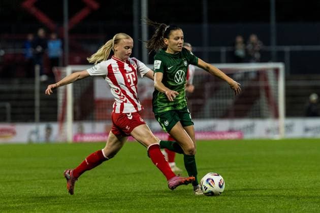 Google Pixel Frauen Bundesliga, 1 FC Köln VfL Wolfsburg 21 09 2025 Zweikampf Anna Gerhardt 1 FC Köln, 21 , Joelle Wedemeyer VfL Wolfsburg, 24 Google Pixel Frauen Bundesliga, 1 FC Köln VfL Wolfsburg Köln, Franz Kremer Stadion am 21 09 2025 DFB REGULATIONS PROHIBIT ANY USE OF PHOTOGRAPHS AS IMAGE SEQUENCES AND OR QUASI VIDEO Copyright: xBEAUTIFULxSPORTS Wunderlx