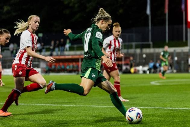 Google Pixel Frauen Bundesliga, 1 FC Köln VfL Wolfsburg 21 09 2025 Svenja Huth VfL Wolfsburg 10 shoots Google Pixel Frauen Bundesliga, 1 FC Köln VfL Wolfsburg Köln, Franz Kremer Stadion am 21 09 2025 DFB REGULATIONS PROHIBIT ANY USE OF PHOTOGRAPHS AS IMAGE SEQUENCES AND OR QUASI VIDEO Copyright: xBEAUTIFULxSPORTS Wunderlx