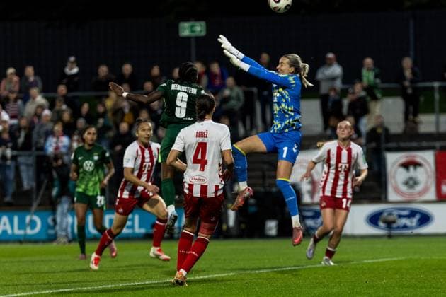 Google Pixel Frauen Bundesliga, 1 FC Köln VfL Wolfsburg 21 09 2025 Lineth Beerensteyn VfL Wolfsburg, 9 heads to 1 1, Lisa Schmitz 1 FC Köln, 1 cant prevent the goal Google Pixel Frauen Bundesliga, 1 FC Köln VfL Wolfsburg Köln, Franz Kremer Stadion am 21 09 2025 DFB REGULATIONS PROHIBIT ANY USE OF PHOTOGRAPHS AS IMAGE SEQUENCES AND OR QUASI VIDEO Copyright: xBEAUTIFULxSPORTS Wunderlx
