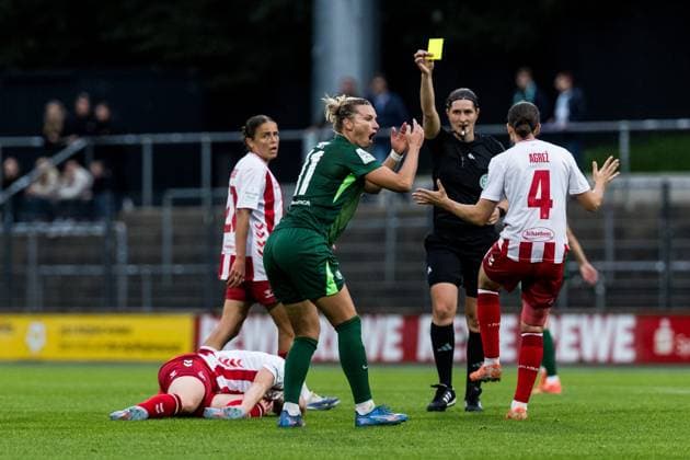 Google Pixel Frauen Bundesliga, 1 FC Köln VfL Wolfsburg 21 09 2025 Alexandra Popp VfL Wolfsburg, 11 stunned after yellow card Google Pixel Frauen Bundesliga, 1 FC Köln VfL Wolfsburg Köln, Franz Kremer Stadion am 21 09 2025 DFB REGULATIONS PROHIBIT ANY USE OF PHOTOGRAPHS AS IMAGE SEQUENCES AND OR QUASI VIDEO Copyright: xBEAUTIFULxSPORTS Wunderlx