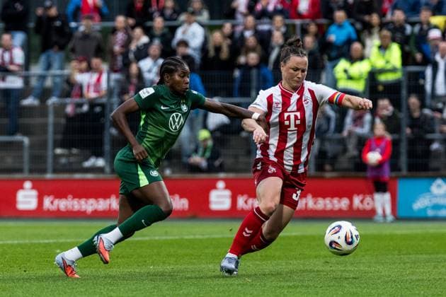 Google Pixel Frauen Bundesliga, 1 FC Köln VfL Wolfsburg 21 09 2025 Zweikampf Lineth Beerensteyn VfL Wolfsburg, 9 , Marina Hegering 1 FC Köln, 33 Google Pixel Frauen Bundesliga, 1 FC Köln VfL Wolfsburg Köln, Franz Kremer Stadion am 21 09 2025 DFB REGULATIONS PROHIBIT ANY USE OF PHOTOGRAPHS AS IMAGE SEQUENCES AND OR QUASI VIDEO Copyright: xBEAUTIFULxSPORTS Wunderlx