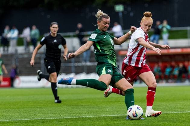 Google Pixel Womens Bundesliga, 1 FC Köln VfL Wolfsburg 21 09 2025 duel Alexandra Popp VfL Wolfsburg, 11 , Laura Vogt 1 FC Köln, 8 Google Pixel Womens Bundesliga, 1 FC Köln VfL Wolfsburg Köln, Franz Kremer Stadion am 21 09 2025 DFB REGULATIONS PROHIBIT ANY USE OF PHOTOGRAPHS AS IMAGE SEQUENCES AND OR QUASI VIDEO Copyright: xBEAUTIFULxSPORTS Wunderlx