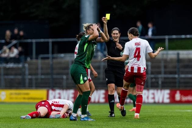 Google Pixel Frauen Bundesliga, 1 FC Köln VfL Wolfsburg 21 09 2025 Alexandra Popp VfL Wolfsburg, 11 stunned after yellow card Google Pixel Frauen Bundesliga, 1 FC Köln VfL Wolfsburg Köln, Franz Kremer Stadion am 21 09 2025 DFB REGULATIONS PROHIBIT ANY USE OF PHOTOGRAPHS AS IMAGE SEQUENCES AND OR QUASI VIDEO Copyright: xBEAUTIFULxSPORTS Wunderlx