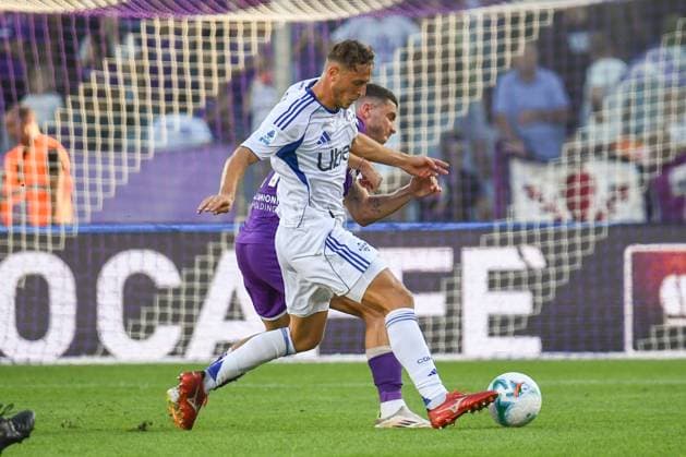 Mergim Vojvoda (Como) thwarted by Robin Everardus Goses (Fiorentina) during ACF Fiorentina vs Como 1907, Italian soccer Serie A match in Florence, Italy, September 21 2025  Copyright: xFabioxFagiolini IPAxSportx xipa-agency.netx xx IPA_65452947 IPA_Agency_IPA65452947
