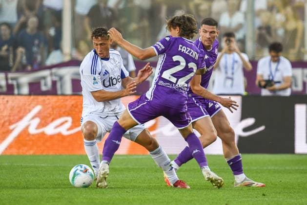 Mergim Vojvoda (Como)Jacopo Fazzini (Fiorentina) during ACF Fiorentina vs Como 1907, Italian soccer Serie A match in Florence, Italy, September 21 2025  Copyright: xFabioxFagiolini IPAxSportx xipa-agency.netx xx IPA_65452951 IPA_Agency_IPA65452951