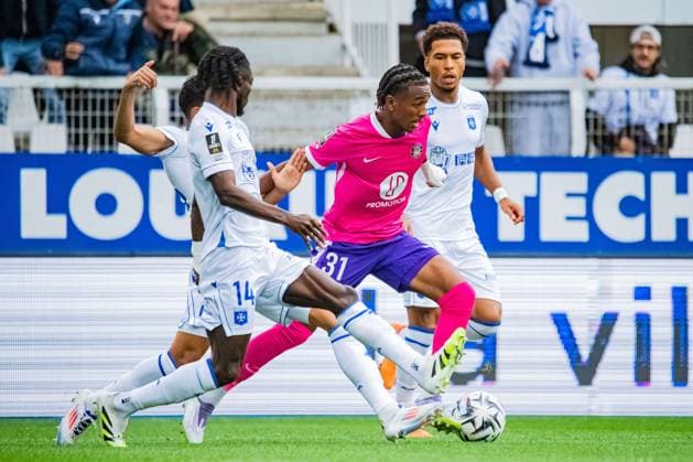 FOOTBALL : AJ Auxerre vs Toulouse FC - Ligue 1 - JournÃ e 5 - 21 09 2025 Noah Edjouma (Toulouse FC) Gideon Mensah (AJ Auxerre) AuxerreFrance  Copyright: xBaptistexAutissierx