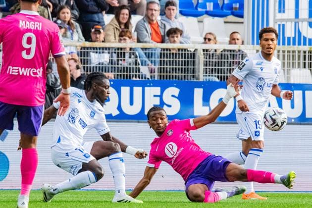 FOOTBALL : AJ Auxerre vs Toulouse FC - Ligue 1 - JournÃ e 5 - 21 09 2025 Noah Edjouma (Toulouse FC) Gideon Mensah (AJ Auxerre) AuxerreFrance  Copyright: xBaptistexAutissierx