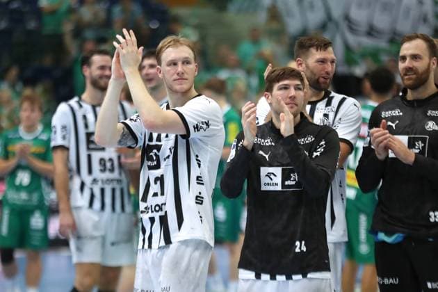 Handball DAIKIN HBL SC DHfK Leipzig vs THW Kiel 21 09 2025 Eric Johansson 21, THW Kiel applauds to the fans cheering, victory handball, DAIKIN HBL, 1 Bundesliga, Season 2025 2026, Matchday 5 SC DHfK Leipzig vs THW Kiel on 21 09 2025 at Quarterback Immobilien Arena Leipzig Copyright: xBEAUTIFULxSPORTS JanxKaeferx