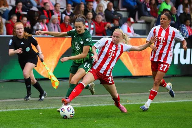 21 09 2025, xsscx, Women Football, 1 FC Koeln VfL Wolfsburg, 1 Fußball Bundesliga, 3 Spieltag, Franz Kremer Stadion, Saison 2025 2026 Joelle Wedemeyer VfL Wolfsburg 24 im Zweikampf gegen Anna Gerhardt 1 FC Koeln 21 DFB regulations prohibit any use of photographs as image sequences and or quasi video Nordrhein Westfalen Germany