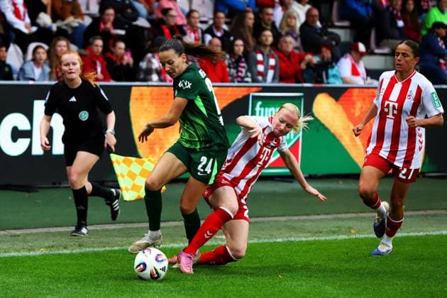21 09 2025, xsscx, Women Football, 1 FC Koeln VfL Wolfsburg, 1 Fußball Bundesliga, 3 Spieltag, Franz Kremer Stadion, Saison 2025 2026 Joelle Wedemeyer VfL Wolfsburg 24 im Zweikampf gegen Anna Gerhardt 1 FC Koeln 21 DFB regulations prohibit any use of photographs as image sequences and or quasi video Nordrhein Westfalen Germany