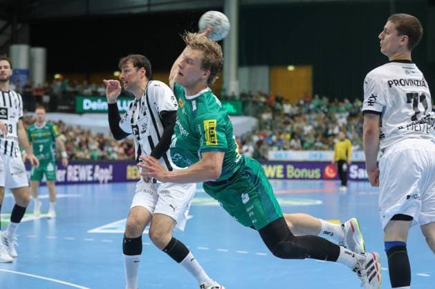 21 09 2025, xtgx, Handball Daikin HBL, SC DHfK Leipzig THW Kiel emspor, v l Blaer Hinriksson Leipzig, 44 throws goal, Torschuetze, scores goal, Treffer, scores the goal Leipzig
