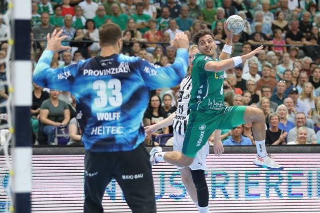 21 09 2025, xtgx, Handball Daikin HBL, SC DHfK Leipzig THW Kiel emspor, v l Lucas Krzikalla Leipzig, 8 wirft Tor, Torschuetze, erzielt Tor, Treffer, scores the goal Leipzig