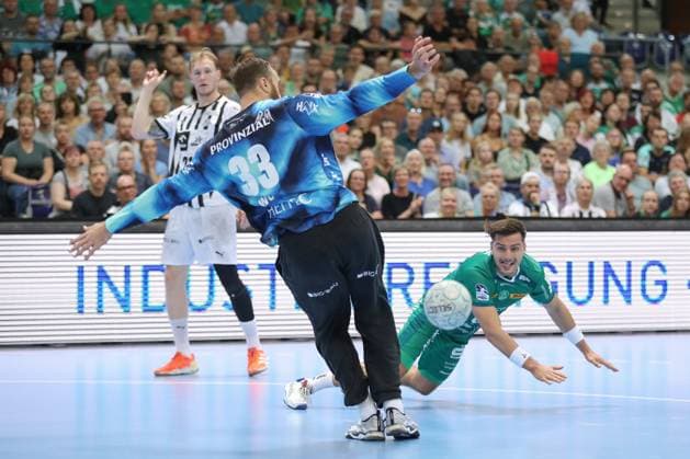 21 09 2025, xtgx, Handball Daikin HBL, SC DHfK Leipzig THW Kiel emspor, v l Lucas Krzikalla Leipzig, 8 wirft Tor, Torschuetze, erzielt Tor, Treffer, scores the goal Leipzig