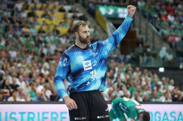 21 09 2025, xtgx, Handball Daikin HBL, SC DHfK Leipzig THW Kiel emspor, v l Andreas Wolff Kiel, 33 cheers over held ball, defended, held, Torhueter Leipzig
