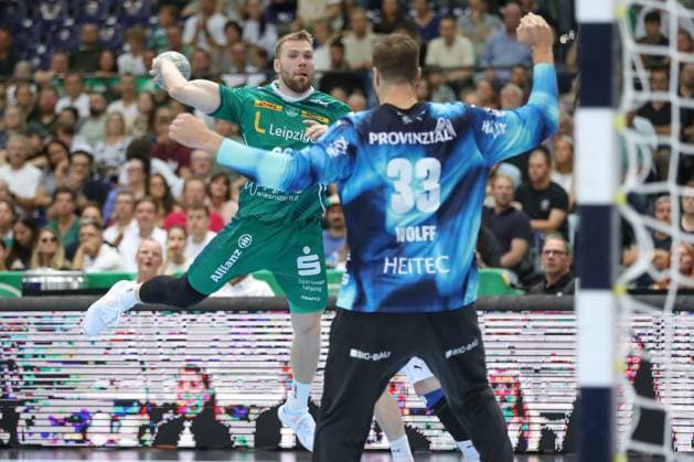 21 09 2025, xtgx, Handball Daikin HBL, SC DHfK Leipzig THW Kiel emspor, v l William Bogojevic Leipzig, 20 throws goal, Torschuetze, scores goal, Treffer, scores the goal Leipzig