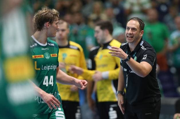 21 09 2025, xtgx, Handball Daikin HBL, SC DHfK Leipzig THW Kiel emspor, v l Raul Alonso Leipzig, coach gives instructions, gestures with arms, gesticulates, gives instructions Blaer Hinriksson Leipzig, 44 Leipzig