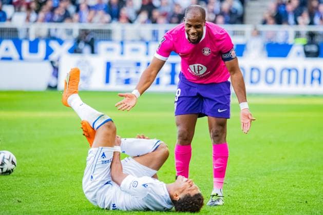 FOOTBALL : AJ Auxerre vs Toulouse FC - Ligue 1 - JournÃ e 5 - 21 09 2025 Danny Namaso (AJ Auxerre) Djibril SidibÃ (Toulouse FC) AuxerreFrance  Copyright: xBaptistexAutissierx