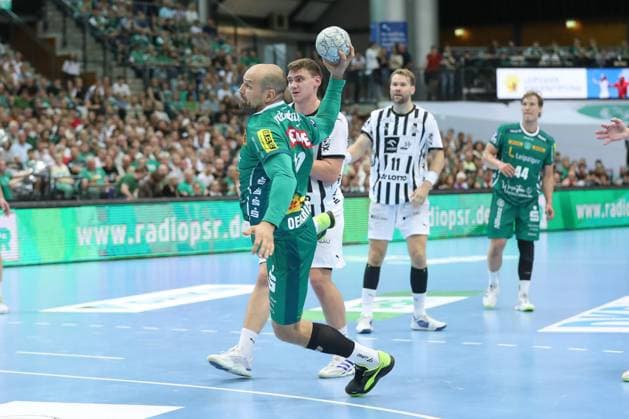 21 09 2025, xtgx, Handball Daikin HBL, SC DHfK Leipzig THW Kiel emspor, v l Thomas Oehlrich Leipzig, 10 wirft Tor, Torschuetze, erzielt Tor, Treffer, scores the goal Leipzig