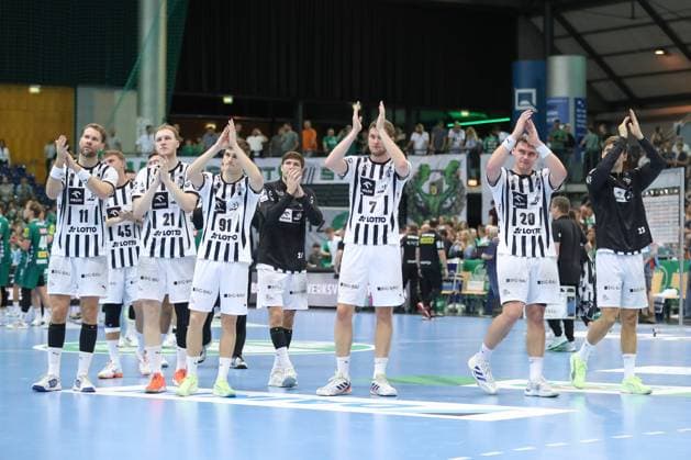 21 09 2025, xtgx, Handball Daikin HBL, SC DHfK Leipzig THW Kiel emspor, v l Kiel celebrating the victory, cheering after the match Leipzig