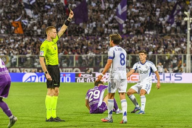 Referee Kevin Bonacina warns Sergi Roberto (Como) during ACF Fiorentina vs Como 1907, Italian soccer Serie A match in Florence, Italy, September 21 2025  Copyright: xFabioxFagiolini IPAxSportx xipa-agency.netx xx IPA_65455094 IPA_Agency_IPA65455094
